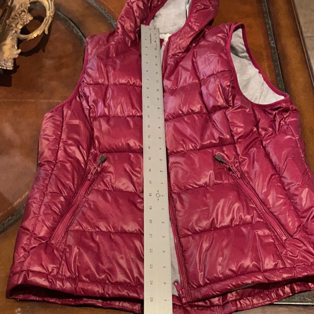 GORGEOUS SHEEN on this Cranberry Hoodie Puffer vest! - Picture 4 of 10